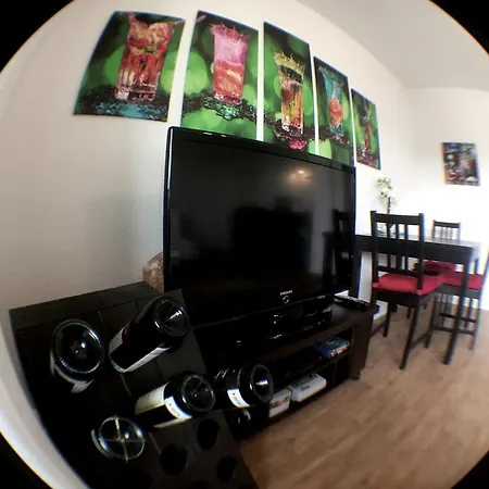 Dachgeschosswohnung Mitten Im Kiez Apartment